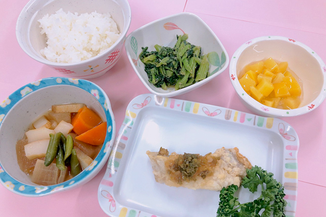 セレクトメニュー昼A食：ご飯またはお粥、そいの韓国風焼き、大根とさつま揚げの煮物、ごま和え、フルーツ.jpg