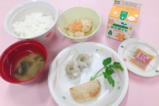 朝食：ご飯、みそ汁、豆腐ハンバーグ、しゅうまい、ドレッシングかけ、たいみそ、牛乳.jpg